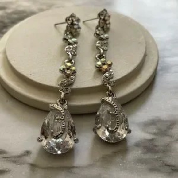 Absolutely gorgeous! Glamorous Crystal Drop Earrings - Picture 4 of 4